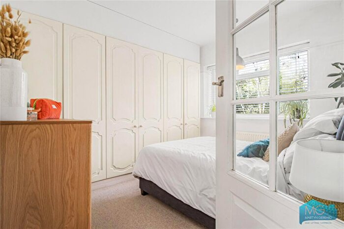 2 Bedroom Apartment For Sale In The Lindens, Friern Park, London, N12
