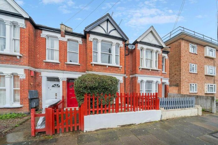 2 Bedroom Flat To Rent In Kent Road, London, W4