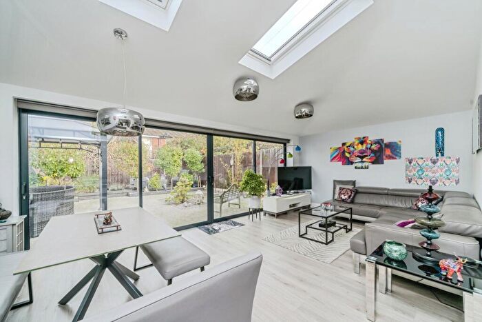 3 Bedroom Detached House For Sale In Barnett Close, Leatherhead, Surrey, KT22