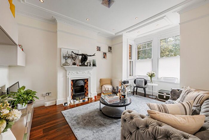 3 Bedroom Flat To Rent In Fauconberg Road, Grove Park, W4