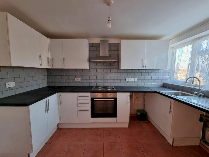 3 Bedroom Flat To Rent In Gatward Green, Edmonton, London, N9