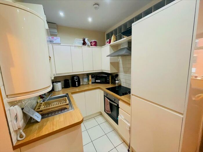 2 Bedroom Flat To Rent In City Road, CF24