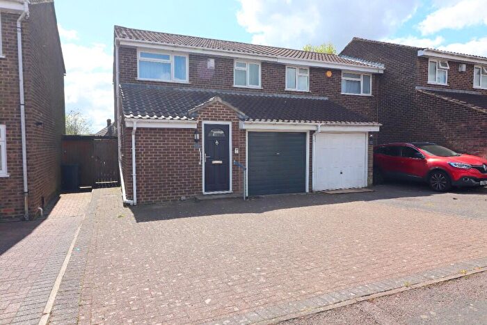 3 Bedroom Semi Detached House For Sale In Dunsmore Road, Luton, Bedfordshire, LU1