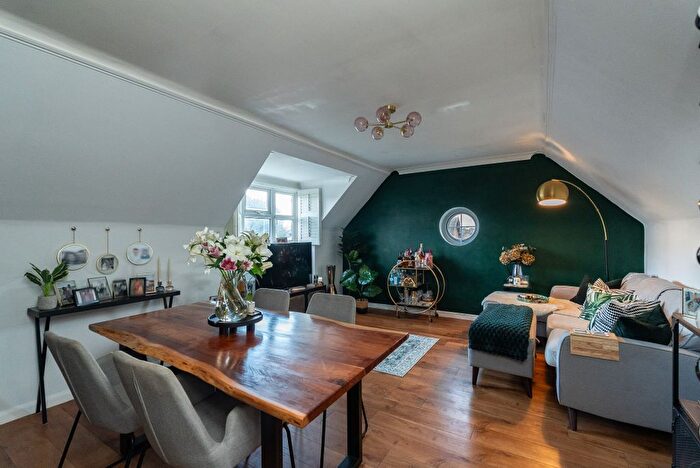 1 Bedroom Flat For Sale In Junction Road, Dorking, RH4