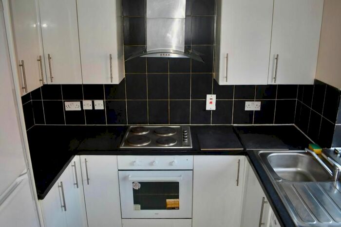 3 Bedroom Link Detached House To Rent In Blanchedowne, London, SE5