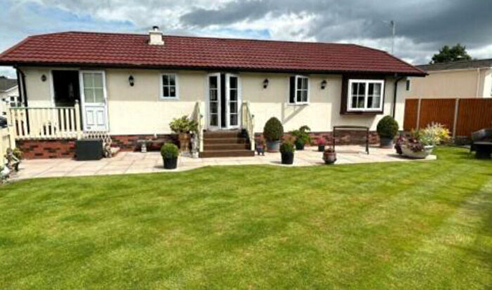 3 Bedroom Chalet For Sale In Miners Walk, Wood End, CV9