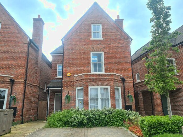 4 Bedroom Detached House To Rent In Barrons Chase, Richmond, TW10