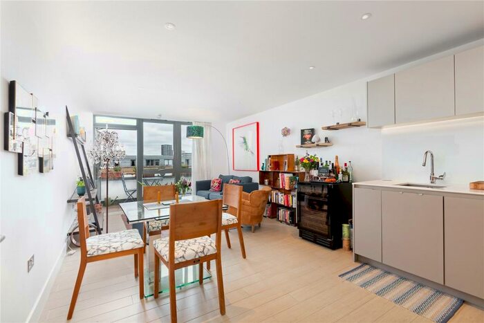 2 Bedroom Apartment To Rent In Canalside Square, London, N1