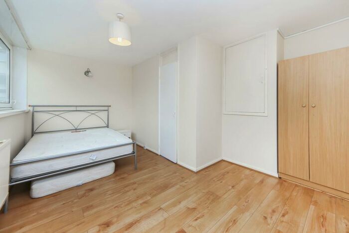3 Bedroom Flat To Rent In Six Acres Estate, London, N4