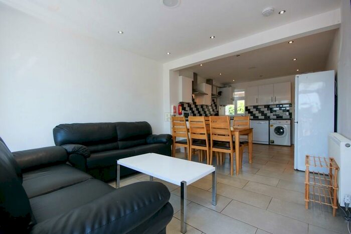 6 Bedroom Terraced House To Rent In Selly Hill Road - Ensuite Student Property, B29