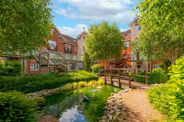 2 Bedroom Flat To Rent In Lumley Road, Horley, Surrey, RH6