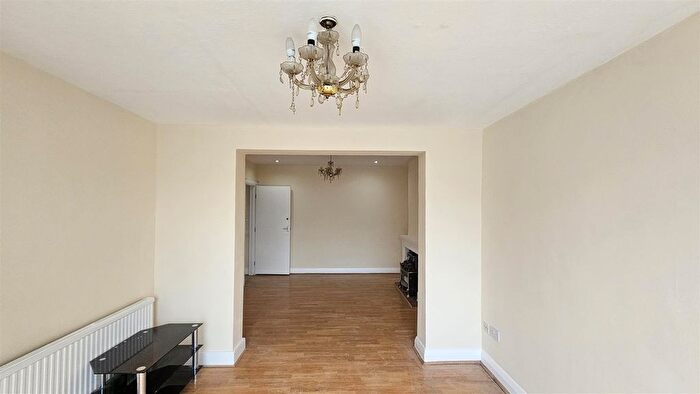 4 Bedroom Semi-Detached House To Rent In Great West Road, Hounslow, TW5