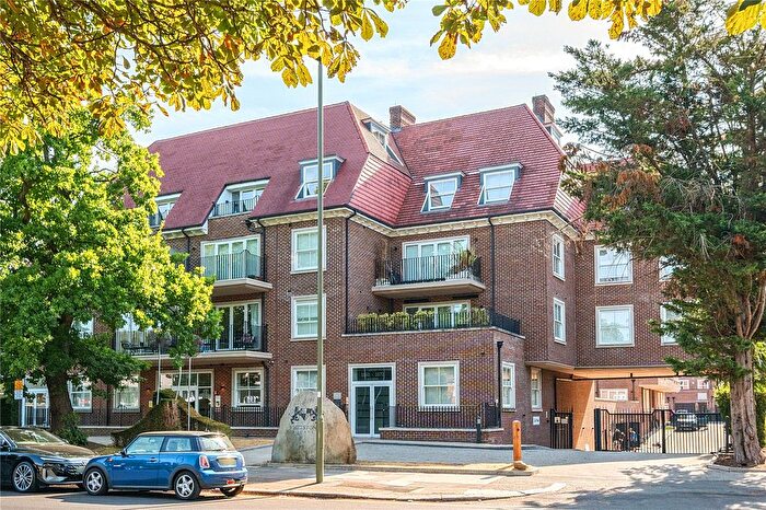 2 Bedroom Flat For Sale In High Road, London, N20