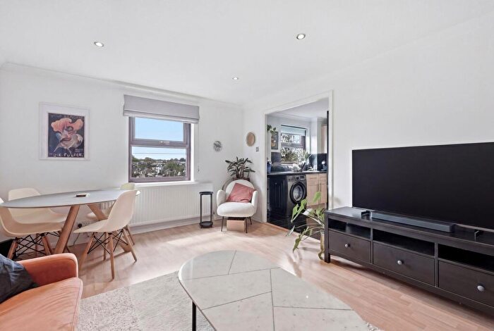 2 Bedroom Flat For Sale In Edmeston Close, London, E9