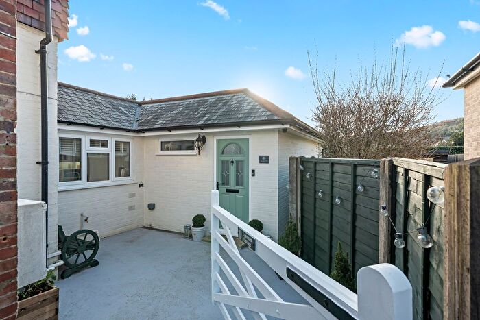 2 Bedroom Flat For Sale In Horsham Road, Dorking, RH5