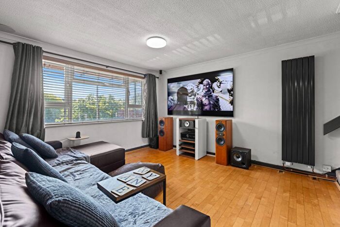 2 Bedroom Flat For Sale In Hazelmere Close, Leatherhead, KT22