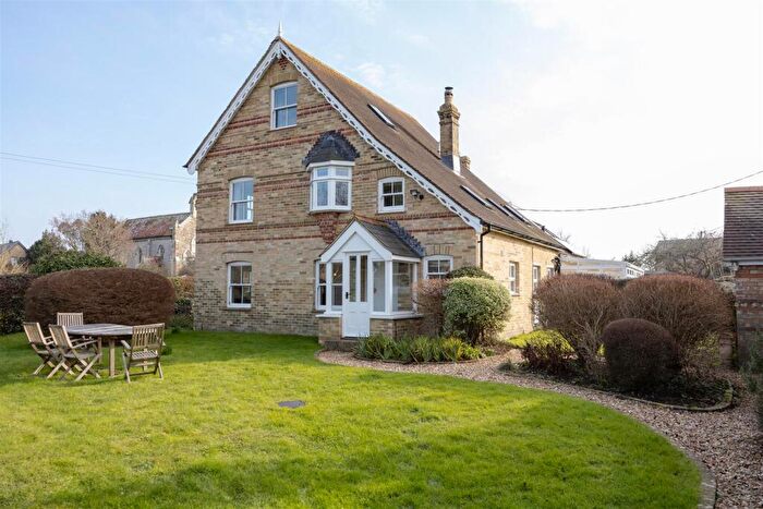 4 Bedroom Semi-Detached House To Rent In Newtown, PO30