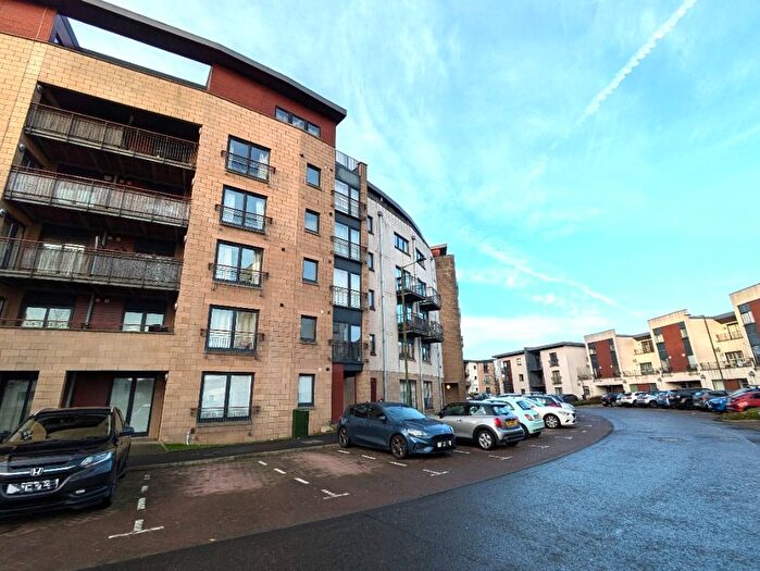 3 Bedroom Flat To Rent In East Pilton Farm Crescent, Fettes, Edinburgh, EH5