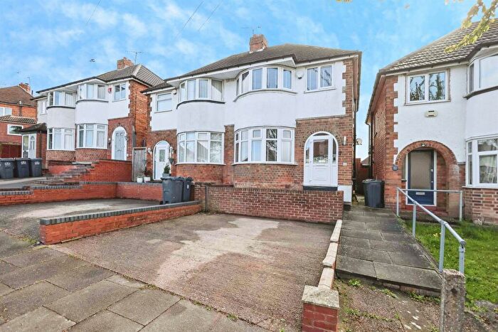 3 Bedroom Semi Detached House For Sale In Coalway Avenue, Birmingham, B26