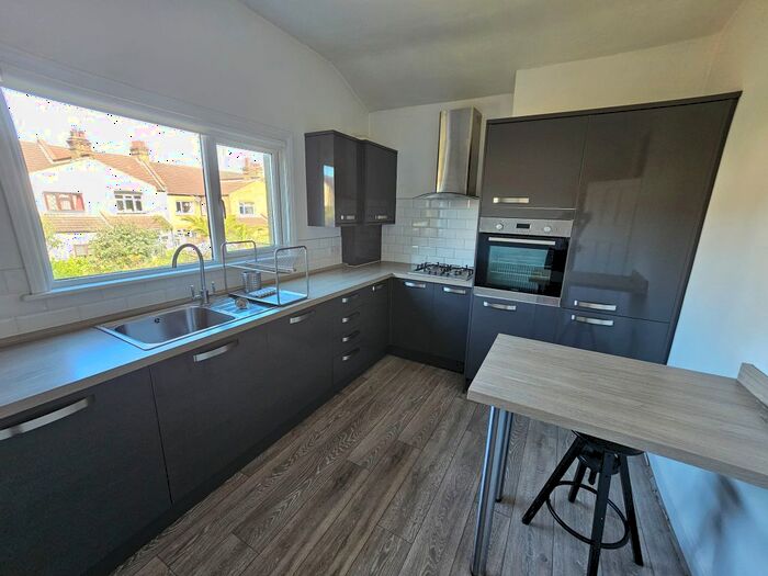 2 Bedroom Flat To Rent In Hainault Avenue, Westcliff-On-Sea, SS0