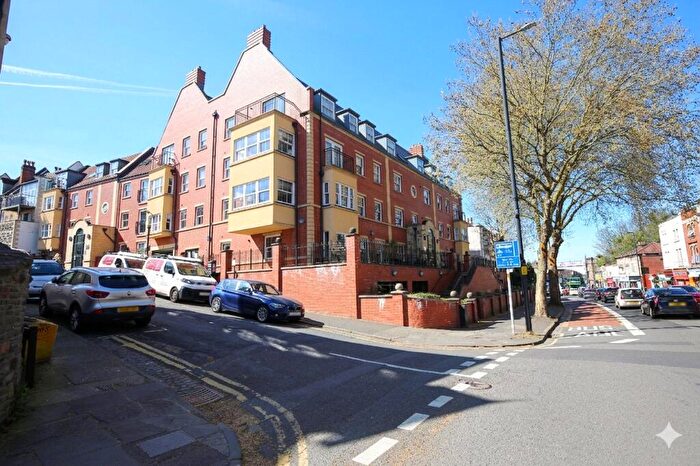 2 Bedroom Apartment For Sale In Cheltenham Road, Bristol, BS6