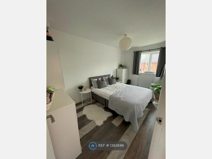 3 Bedroom Semi-Detached House To Rent In Lomas Close, Manchester, M5