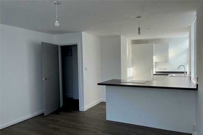 3 Bedroom Flat To Rent In Apple Building, Oldham Road, Manchester, Greater Manchester, M40