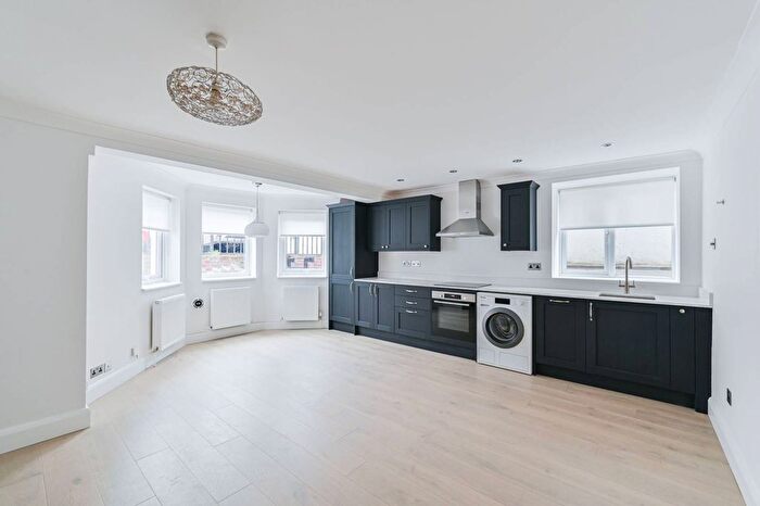 2 Bedroom Flat For Sale In Culverden Road, Balham, London, SW12