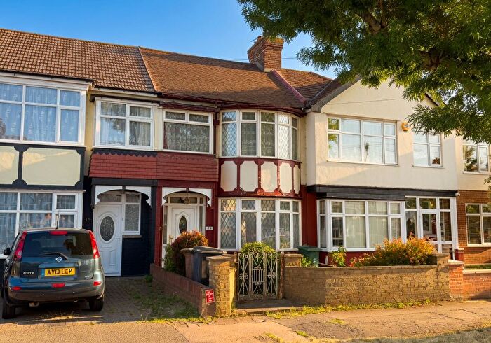3 Bedroom Terraced House For Sale In Cherrydown Avenue, Chingford, London, E4