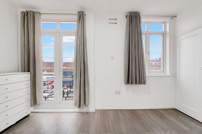 2 Bedroom Flat To Rent In Halliwick Court, Woodhouse Road, London, N12