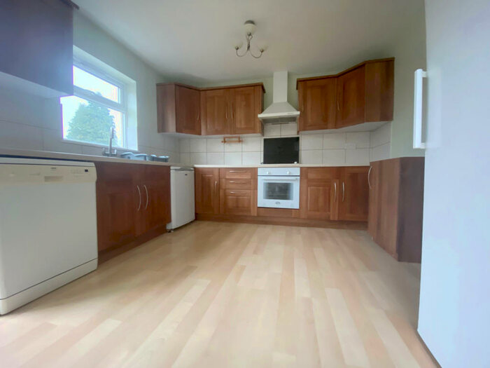 4 Bedroom House To Rent In Bassetts Way, Orpington, BR6