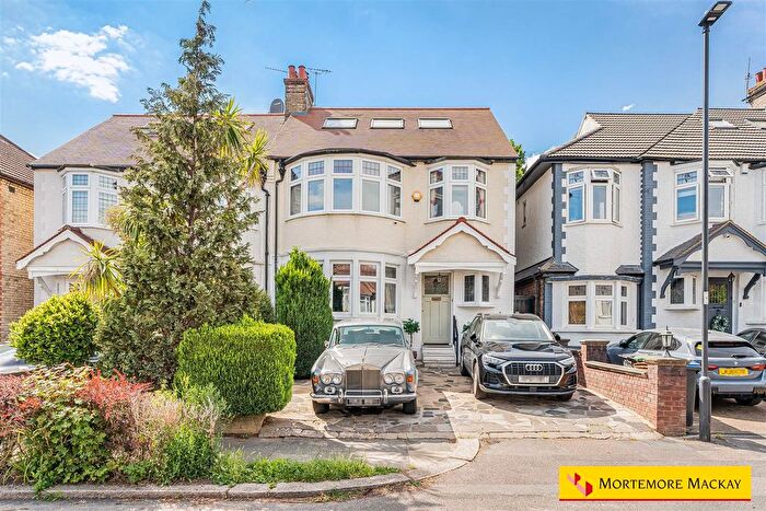 5 Bedroom Semi-Detached House For Sale In Hillfield Park, London, N21