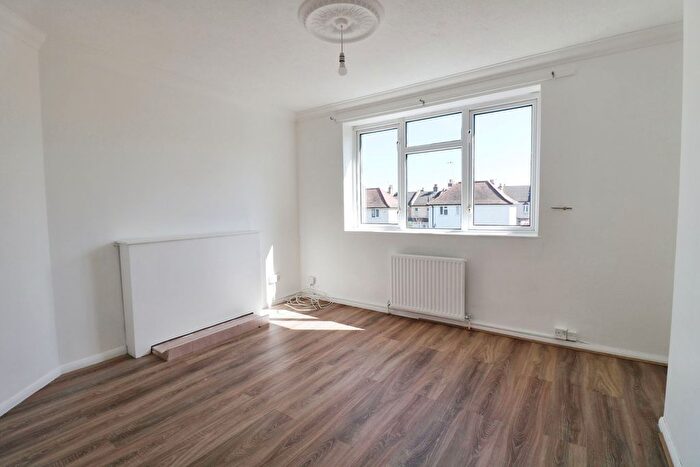 2 Bedroom Flat To Rent In Southview Drive, Westcliff-On-Sea, SS0