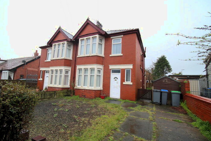 1 Bedroom Apartment To Rent In Top Flat, Common Edge Road, FY4