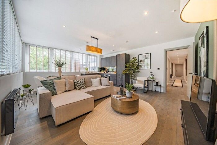 2 Bedroom Flat To Rent In West Byfleet, Surrey, KT14