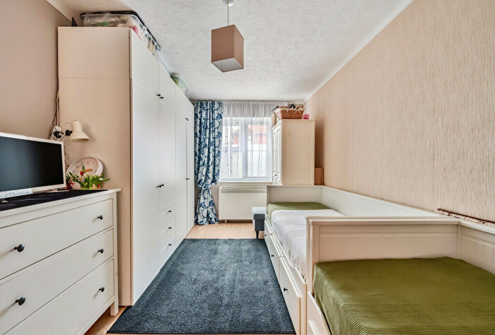 1 Bedroom Apartment For Sale In Kingston Gardens, Beddington, CR0