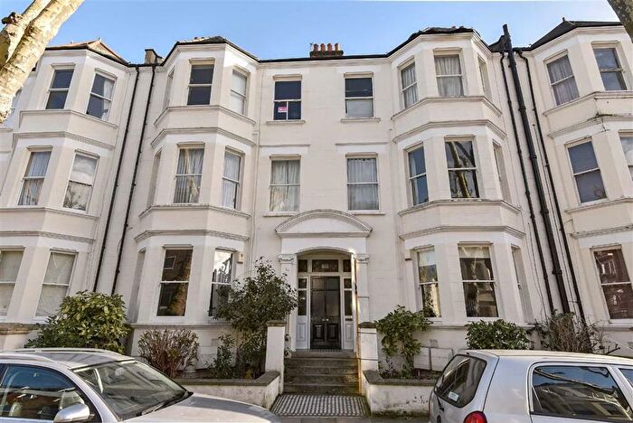 3 Bedroom Flat To Rent In Cranworth Gardens, Stockwell, SW9