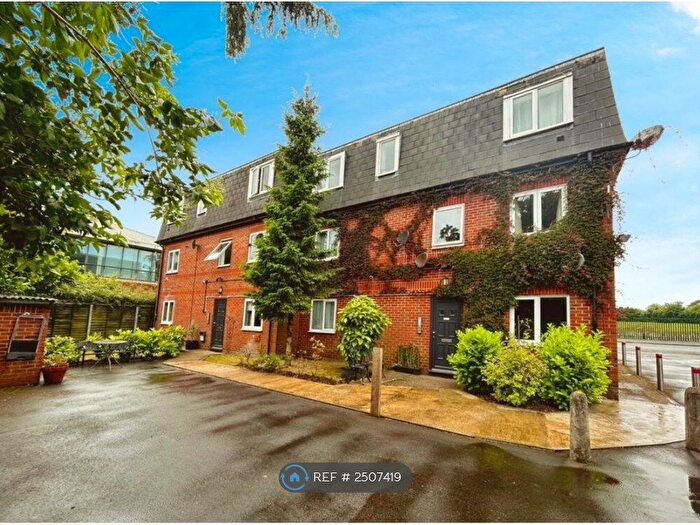 1 Bedroom Flat To Rent In Poyle Road, Slough, SL3