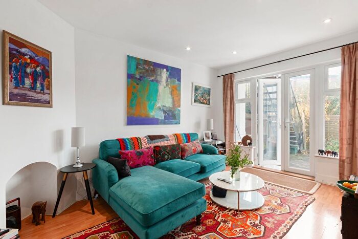 2 Bedroom Flat For Sale In Ravenscroft Road, Chiswick, London, W4