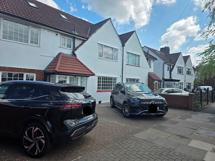 8 Bedroom Semi Detached House For Sale In Horsendelane, Perivale, UB6