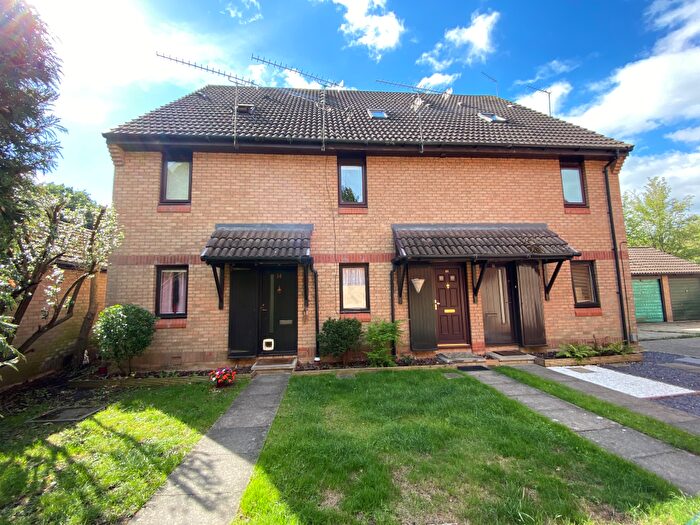 2 Bedroom Maisonette For Sale In Woking, GU21