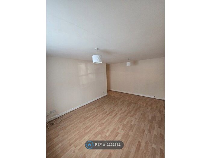 2 Bedroom Flat To Rent In Coalmans Way, Burnham, Slough, SL1