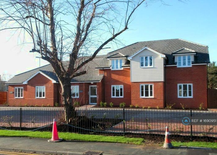 2 Bedroom Flat To Rent In Plumberow Avenue, Hockley, SS5