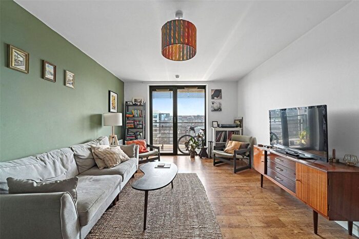 2 Bedroom Flat For Sale In Palmers Road, London, E2 - Photo 2