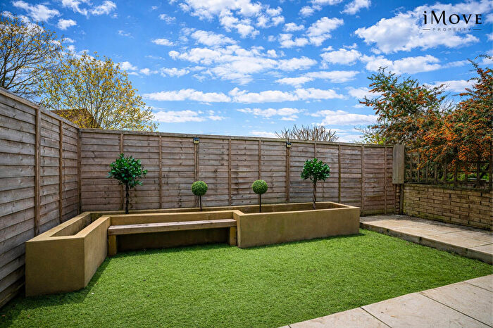 2 Bedroom Maisonette For Sale In Beulah Hill, London, SE19