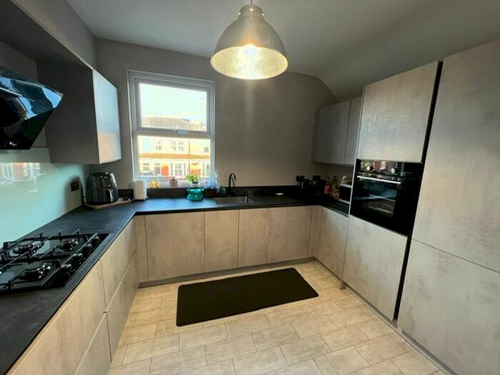 2 Bedroom Flat To Rent In Cathedral Road, Pontcanna, Cardiff, CF11