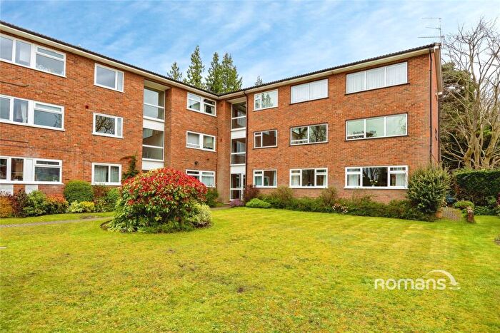2 Bedroom Flat To Rent In Levylsdene, Guildford, Surrey, GU1