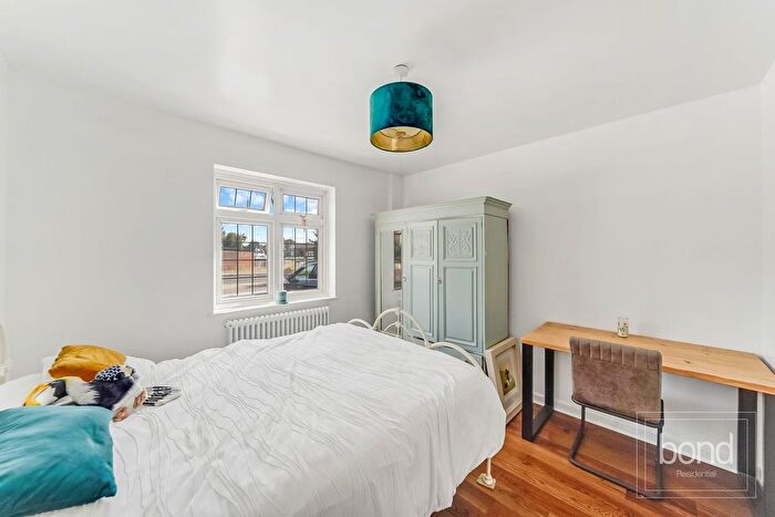 3 Bedroom Chalet For Sale In Chignal Road, Chelmsford, CM1