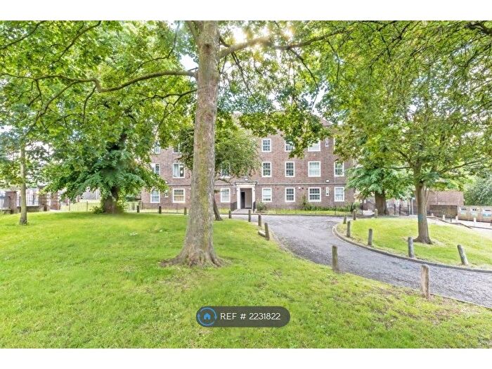 3 Bedroom Maisonette To Rent In Bertrand House, London, SW16