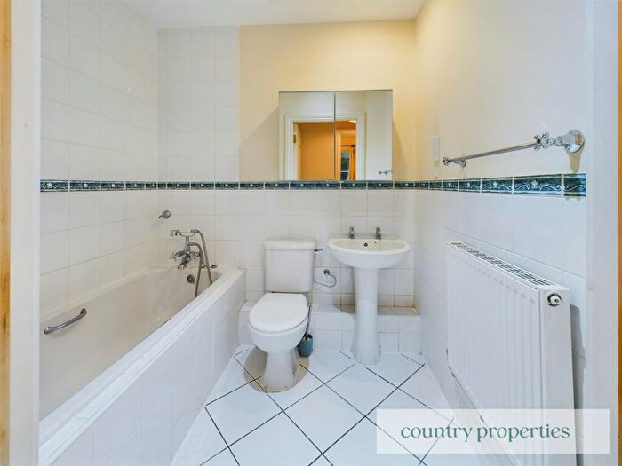 2 Bedroom Apartment To Rent In Oaklands Court, Welwyn, AL6